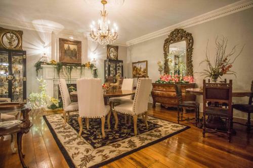 Historic Cedar Hill Mansion With Pool And Patio On Farm