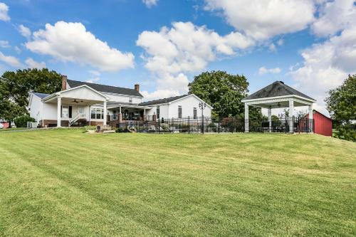 Historic Cedar Hill Mansion With Pool And Patio On Farm