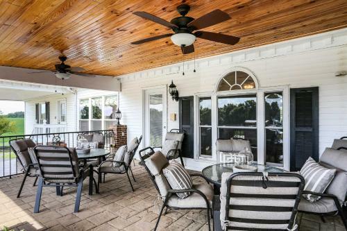 Historic Cedar Hill Mansion With Pool And Patio On Farm