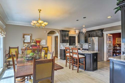 Historic Cedar Hill Mansion With Pool And Patio On Farm