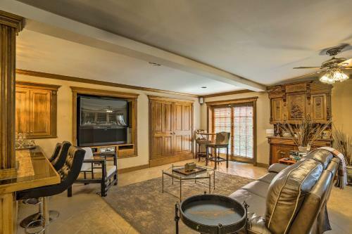 Historic Cedar Hill Mansion With Pool And Patio On Farm