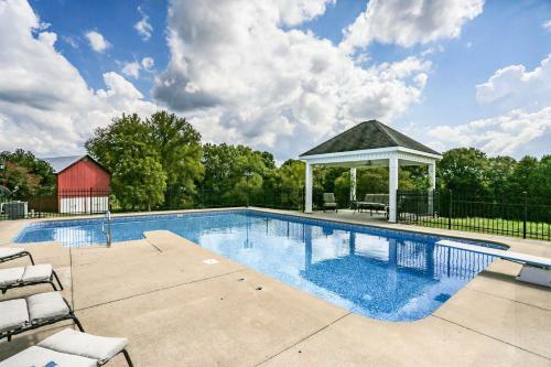 Historic Cedar Hill Mansion With Pool And Patio On Farm