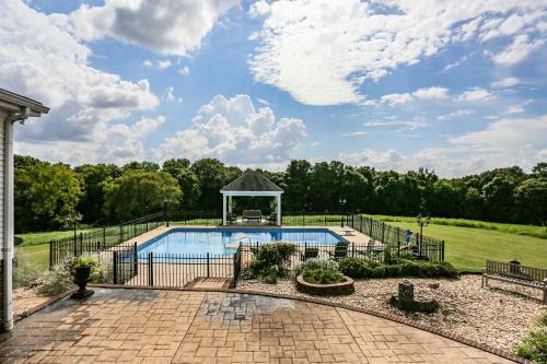 Historic Cedar Hill Mansion With Pool And Patio On Farm