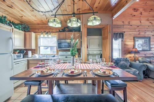 Easy Life Pigeon Forge Home With Views And Hot Tub!