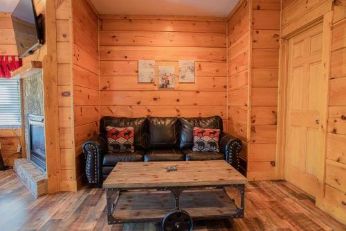 Deer Tracks Retreat In Pigeon Forge!
