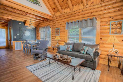 Deer Tracks Retreat In Pigeon Forge!