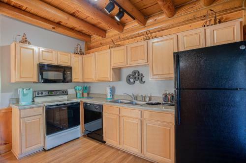 Deer Tracks Retreat In Pigeon Forge!