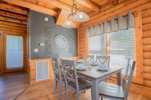 Deer Tracks Retreat In Pigeon Forge!