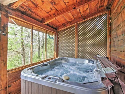 Mountain Rose Pigeon Forge Area Cabin With Hot Tub!