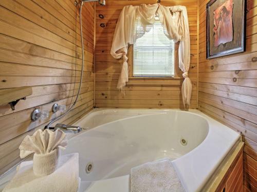 Mountain Rose Pigeon Forge Area Cabin With Hot Tub!