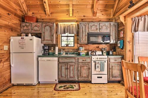 Mountain Rose Pigeon Forge Area Cabin With Hot Tub!