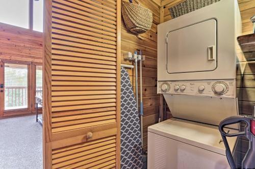 Sevierville Cabin With Deck Near Pigeon Forge!