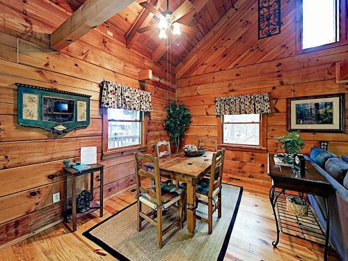 New Listing! Charming Cabin With Deck & Hot Tub Cabin