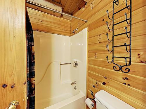 New Listing! Charming Cabin With Deck & Hot Tub Cabin