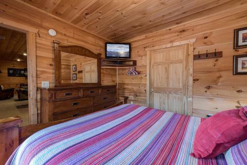 Bear Pause, 4 Bedrooms, Sleeps 10, Pool Table, Wifi, Hot Tub