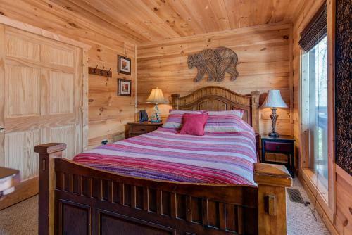 Bear Pause, 4 Bedrooms, Sleeps 10, Pool Table, Wifi, Hot Tub