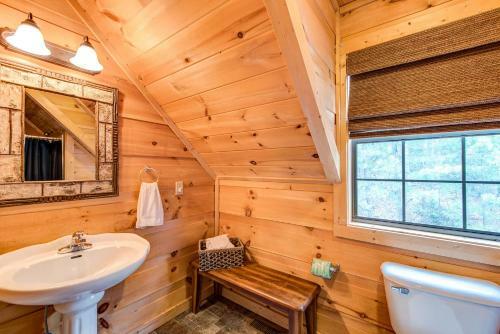 Bear Pause, 4 Bedrooms, Sleeps 10, Pool Table, Wifi, Hot Tub