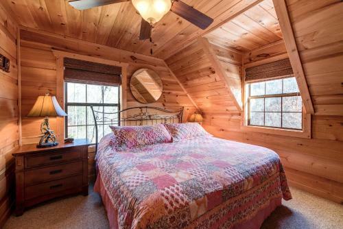 Bear Pause, 4 Bedrooms, Sleeps 10, Pool Table, Wifi, Hot Tub