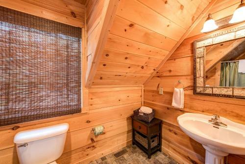 Bear Pause, 4 Bedrooms, Sleeps 10, Pool Table, Wifi, Hot Tub