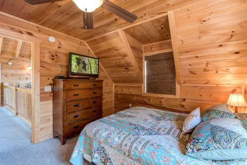 Bear Pause, 4 Bedrooms, Sleeps 10, Pool Table, Wifi, Hot Tub
