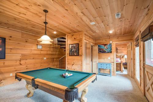 Bear Pause, 4 Bedrooms, Sleeps 10, Pool Table, Wifi, Hot Tub