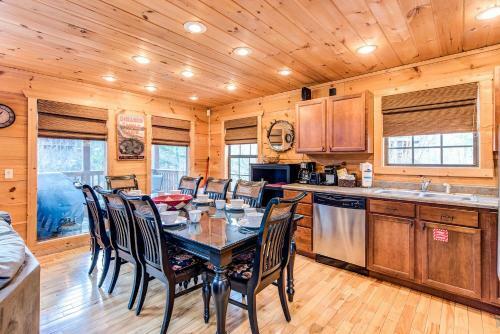 Bear Pause, 4 Bedrooms, Sleeps 10, Pool Table, Wifi, Hot Tub