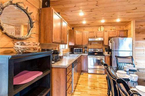 Bear Pause, 4 Bedrooms, Sleeps 10, Pool Table, Wifi, Hot Tub