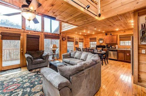 Bear Pause, 4 Bedrooms, Sleeps 10, Pool Table, Wifi, Hot Tub