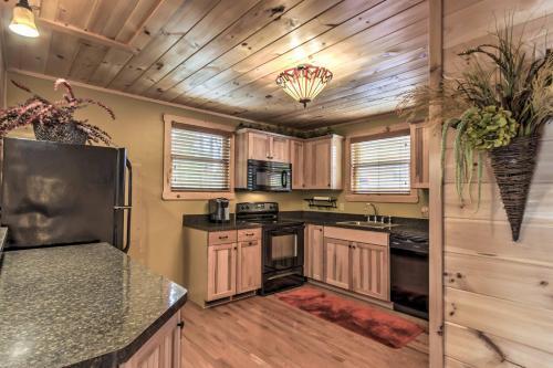 Private Sevierville Cabin With Mountain Views And Loft