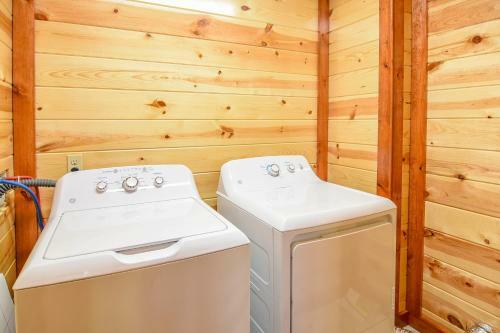 Smokystays Indoor Pool Cabin