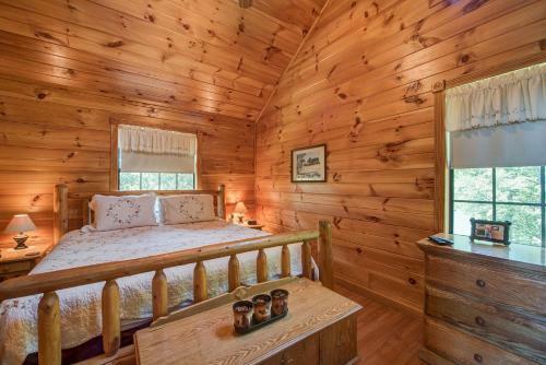 R Bearadise, 2 Bedrooms, Sleeps 8, Screened Deck, Hot Tub, Pool Table