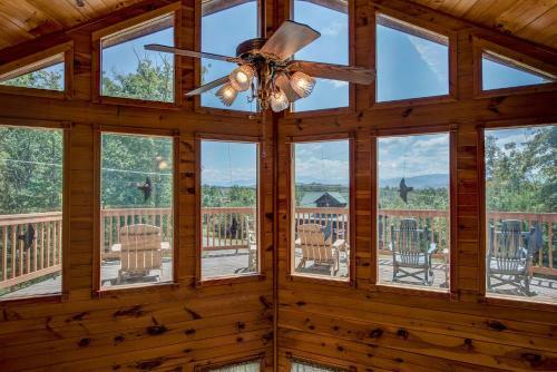 R Bearadise, 2 Bedrooms, Sleeps 8, Screened Deck, Hot Tub, Pool Table