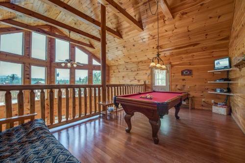 R Bearadise, 2 Bedrooms, Sleeps 8, Screened Deck, Hot Tub, Pool Table