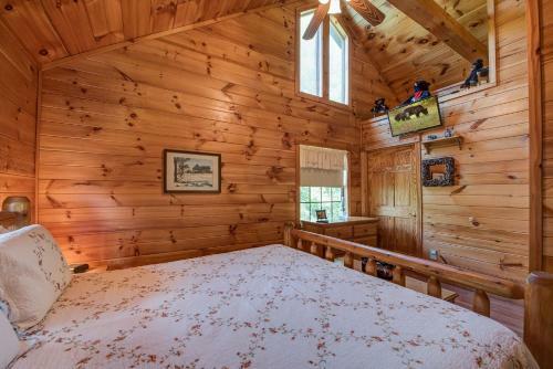 R Bearadise, 2 Bedrooms, Sleeps 8, Screened Deck, Hot Tub, Pool Table