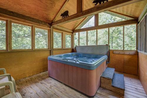 R Bearadise, 2 Bedrooms, Sleeps 8, Screened Deck, Hot Tub, Pool Table