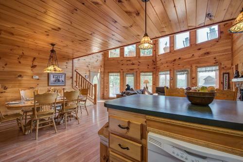 R Bearadise, 2 Bedrooms, Sleeps 8, Screened Deck, Hot Tub, Pool Table