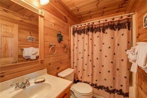 R Bearadise, 2 Bedrooms, Sleeps 8, Screened Deck, Hot Tub, Pool Table
