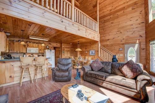 R Bearadise, 2 Bedrooms, Sleeps 8, Screened Deck, Hot Tub, Pool Table
