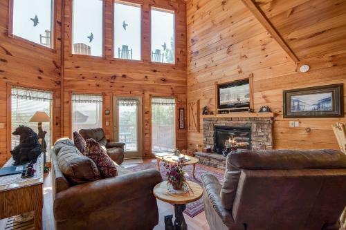 R Bearadise, 2 Bedrooms, Sleeps 8, Screened Deck, Hot Tub, Pool Table