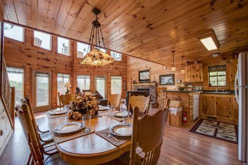 R Bearadise, 2 Bedrooms, Sleeps 8, Screened Deck, Hot Tub, Pool Table
