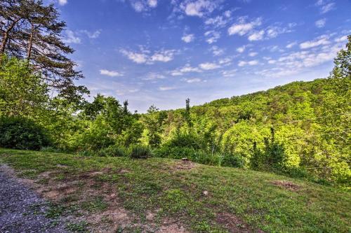 Secluded Cabin With Hot Tub, 3 Mi To Pigeon Forge!