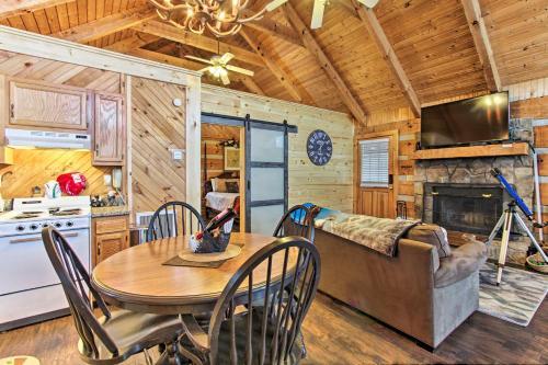 Custom Mtn Cabin With Hot Tub, 7 Mi To Pigeon Forge!