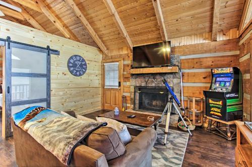 Custom Mtn Cabin With Hot Tub, 7 Mi To Pigeon Forge!