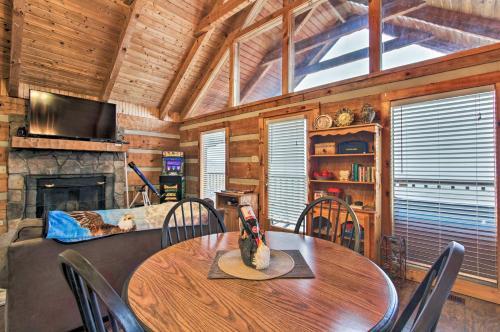 Custom Mtn Cabin With Hot Tub, 7 Mi To Pigeon Forge!