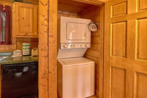 Hidden Romance #1404 By Aunt Bug's Cabin Rentals