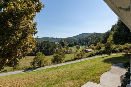 The Estate At Little Cove Chalet