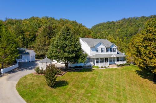 The Estate At Little Cove Chalet