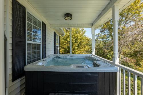 The Estate At Little Cove Chalet