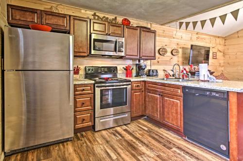 Red Moose Lodge Mtn Getaway With Hot Tub And Views!