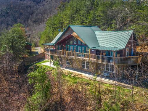 Majestic Views, 4 Bedrooms, Pool Access, Hot Tub, Sleeps 12